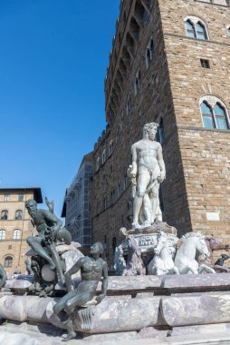 Firenze, İtalya - 6 Ağustos 2023: Piazza della Signoria 'daki Neptün çeşmesinin heykelleri