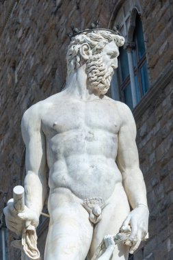 Firenze, İtalya - 6 Ağustos 2023: Piazza della Signoria 'daki Neptün çeşmesinin heykelleri