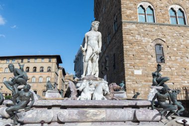 Firenze, İtalya - 6 Ağustos 2023: Piazza della Signoria 'daki Neptün çeşmesinin heykelleri