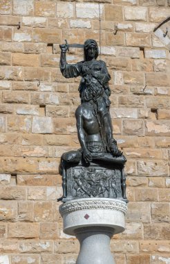 Firenze, İtalya - 6 Ağustos 2023: Floransa Piazza della Signoria 'daki Donatello' nun Judith ve Holofernes heykeli, I