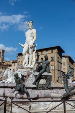 Firenze, İtalya - 6 Ağustos 2023: Piazza della Signoria 'daki Neptün çeşmesinin heykelleri