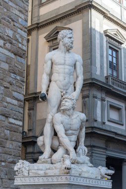 Firenze, İtalya - 6 Ağustos 2023: Piazza della Signoria 'daki Neptün çeşmesinin heykelleri