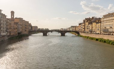 Firenze, İtalya - 6 Ağustos 2023: Arno Nehri ve Ponte trinita manzarası