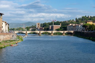 Firenze, İtalya - 6 Ağustos 2023: Arno Nehri ve Ponte alle grazie manzarası