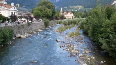 Merano, İtalya - 8 Ağustos 2023: Merano 'daki Passirio nehri üzerindeki gezinti alanı