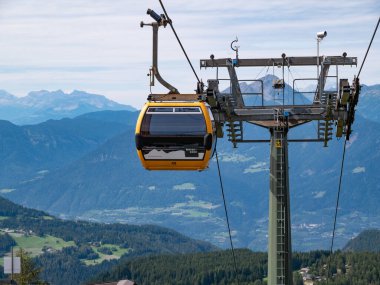 Merano, İtalya - 8 Ağustos 2023: Merano 2000 teleferik dağ oteli yolcuların taşınması için hareket halindeki kamaraları ile