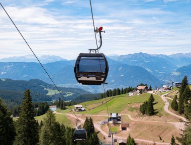 Merano, İtalya - 8 Ağustos 2023: Merano 2000 teleferik dağ oteli yolcuların taşınması için hareket halindeki kamaraları ile