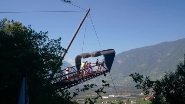 Merano Italië Augustus 2023 Hangbrug Genaamd Thun Verrekijker Trauttmansdorff Tuinen — Stockvideo