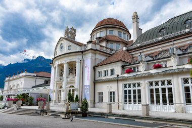 Merano, İtalya - 9 Ağustos 2023: Mimar Josef Czemy tarafından tasarlanan Merano 'da Kurhaus' un dış görünüşü 1874 yılında açıldı.