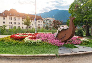 Merano, İtalya - 9 Ağustos 2023: Merano şehrinin merkezinde bir kuşun resmedildiği sanatsal heykel