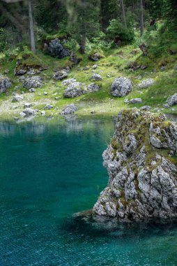 Val d 'Ega' daki Carezza Alp Gölü - Bolzano - Güney Tyrol