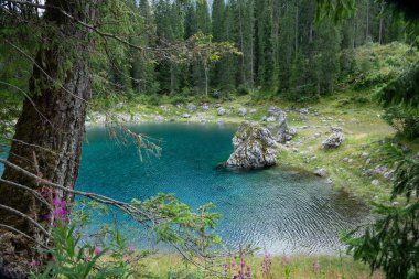 Val d 'Ega' daki Carezza Alp Gölü - Bolzano - Güney Tyrol