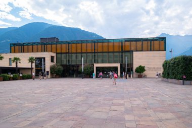 Merano, İtalya - 12 Ağustos 2023: Tanımlanamayan insanların geçtiği ünlü Merano spa binasının kare ve manzarası