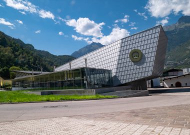 Lagundo, İtalya - 11 Ağustos 2023: ünlü ForST Bira Fabrikasının dış görünümü