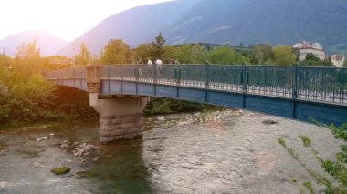 Merano, İtalya - 12 Ağustos 2023: Tanımlanamayan insanların geçtiği ünlü Merano spa binasının kare ve manzarası