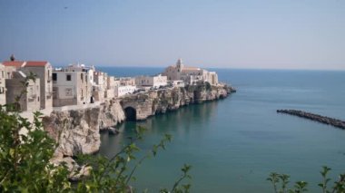 Vieste, İtalya - 23 Ağustos 2023: Vieste gezinti güvertesinden panorama