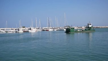 Vieste, İtalya - 25 Ağustos 2023: Vieste limanının tekneli manzarası