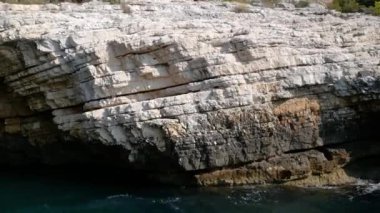 Gargano kıyısındaki ünlü kaya mağaralarının manzarası.