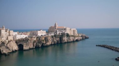 Vieste, İtalya - 25 Ağustos 2023: Vieste Sahili Panoraması