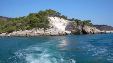 Gargano kıyısındaki ünlü kaya mağaralarının manzarası.