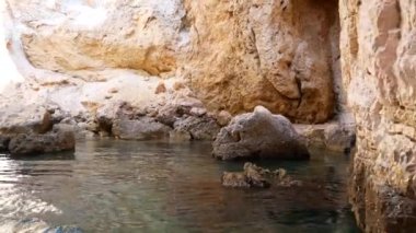 Gargano kıyısındaki ünlü kaya mağaralarının manzarası.