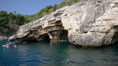 Gargano kıyısındaki ünlü kaya mağaralarının manzarası.