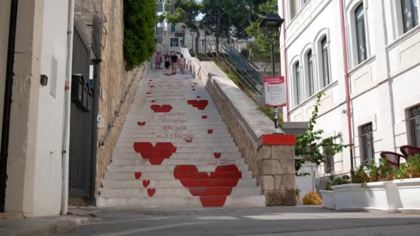 Vieste Italy August 2023 People Stairway Love Legend Cristalda Pizzomunno — Stock Video