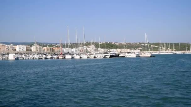 イタリア ヴィエステ 2023年8月25日 ボートでヴィエステの港の眺め — ストック動画