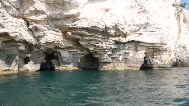Vue Depuis Bateau Sur Les Célèbres Grottes Rocheuses Côte Gargano — Video