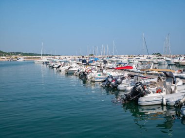 Vieste, İtalya - 25 Ağustos 2023: Vieste limanının tekneli manzarası