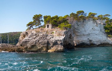 Vieste, İtalya - 23 Ağustos 2023: Gargano kıyılarındaki ünlü kaya mağaralarının manzarası