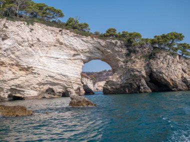 Vieste, İtalya - 23 Ağustos 2023: Gargano kıyılarındaki ünlü kaya mağaralarının manzarası