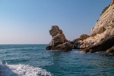 Vieste, İtalya - 23 Ağustos 2023: Gargano kıyılarındaki ünlü kaya mağaralarının manzarası