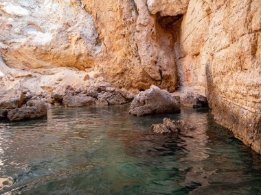 Vieste, İtalya - 23 Ağustos 2023: Gargano kıyılarındaki ünlü kaya mağaralarının manzarası