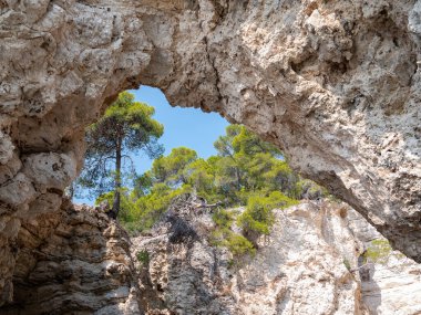 Vieste, İtalya - 23 Ağustos 2023: Gargano kıyılarındaki ünlü kaya mağaralarının manzarası