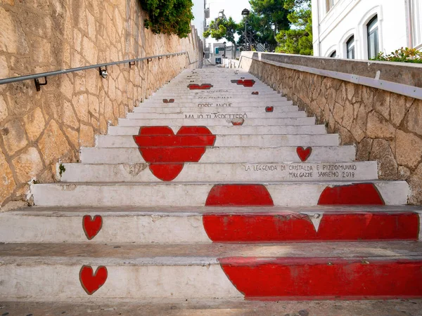 Vieste, İtalya - 25 Ağustos 2023: Aşk Merdiveninde İnsanlar, Cristalda ve Pizzomunno efsanesi