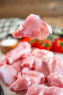Keskin bıçakla kesilmiş çiğ hindi eti parçaları.