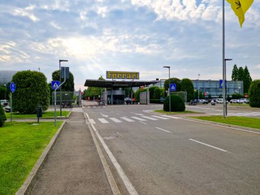 Maranello - İtalya - 19 Temmuz 2024: Ferrari otomotiv fabrikasının dışı