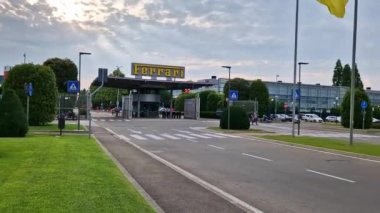 Maranello - İtalya - 19 Temmuz 2024: Ferrari otomotiv fabrikasının dışı