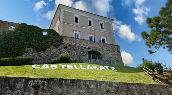 Castellabate - İtalya - 7 Eylül 2024: Castellabate Campania 'nın en güzel ortaçağ köylerinden biridir.