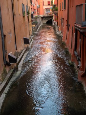 Reno nehrinin Bologna şehir merkezinden akan görüntüsü - IT