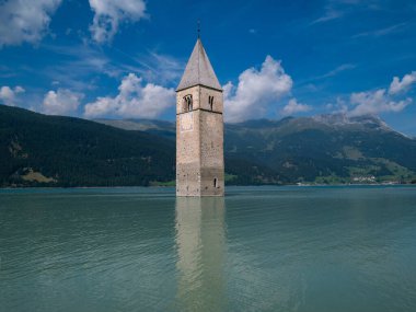 Resia Gölü manzarası - İtalya Sudan yükselen batık kilisenin meşhur çan kulesine hayran olabilirsiniz.