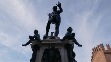 Bologna - İtalya - 9 Ağustos 2024: Bologna şehir merkezinde Neptün Anıtı, Giambologna ve Tommaso Laureti tarafından yapılan çalışma Pier Donato Cesi tarafından yaptırıldı.