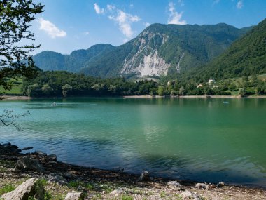 Gündüz vakti Tenno Gölü Trentino Alto Adige 'in dikey panoramik görüntüsü