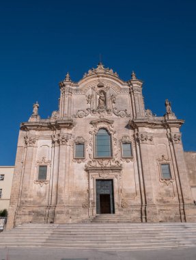 Materyalist Aziz Francis Kilisesi 'nin barok cephesi, açık mavi gökyüzünün altında tarihi bir dönüm noktası.