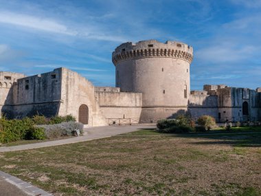 Heybetli tramontano şatosu açık mavi gökyüzüne karşı görkemli bir şekilde duruyor. Bu, annenin zengin tarihinin bir kanıtı.
