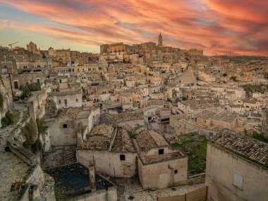 Günbatımında turuncu gökyüzü olan unesco bir dünya mirası alanı olan 