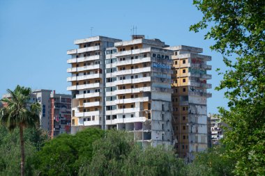 Napoli, İtalya. 105 Haziran 2025: Scampia için tarihi bir gün. 40 yıl sonra sarı yelkenli yıkıldı, Gomora 'nın bir aşağılanma ve kurgu seti.