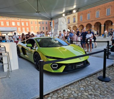 Modena italy, Napoli 7 Haziran 2025: Yeşil lamborghini temerario terzo millennio bir platformda sergilendi, açık hava otomotiv sergisinde ziyaretçileri cezbetti