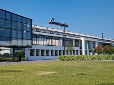Modena italy, Napoli 7 Haziran 2025: Lamborghini fabrikası ve Sant 'agata bolonez, İtalya' daki genel merkez, güneşli bir günde modern cam yapılar ve klasik beyaz binaların bir karışımını sergiliyor